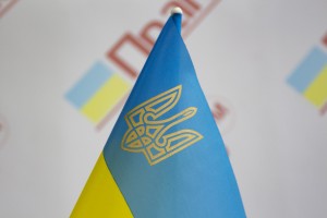 Прапорець України з нейлону, з тризубом 12см * 18см Прапорець України з нейлону, з тризубом 12см * 18см